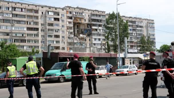 Kiev, Ucrânia - 21 de junho de 2020 - Polícia bloqueou a estrada em uma casa danificada por uma explosão . — Vídeo de Stock