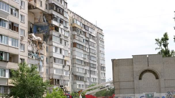 ウクライナのキエフ- 2020年6月21日-複数階建ての住宅ビルを破壊。アパートでの爆発の結果. — ストック動画