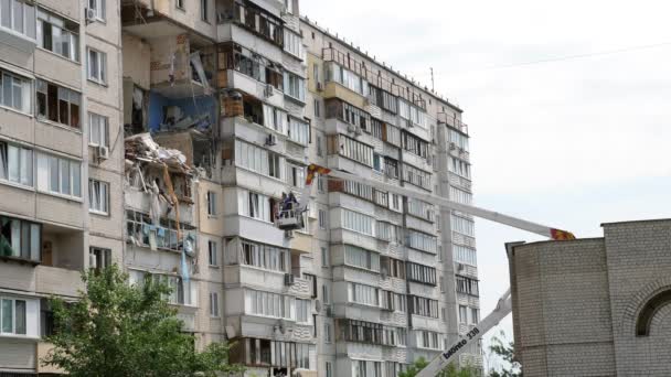 Kyiv, Ukrayna - 21 Haziran 2020 - Kurtarma ekipleri apartmandaki patlamanın kurbanlarını arıyor. — Stok video