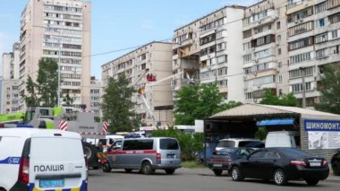 Kyiv, Ukrayna - 21 Haziran 2020 - Kurtarma ekipleri ve polisler evdeki bir apartmanda patlama mahallinde çalışıyorlar.