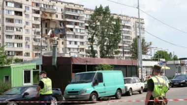 Kyiv, Ukrayna - 21 Haziran 2020 - Patlama sonucu hasar gören bir binada polis kordonu. Yıkılmış bir evde kurtarma çalışmaları.