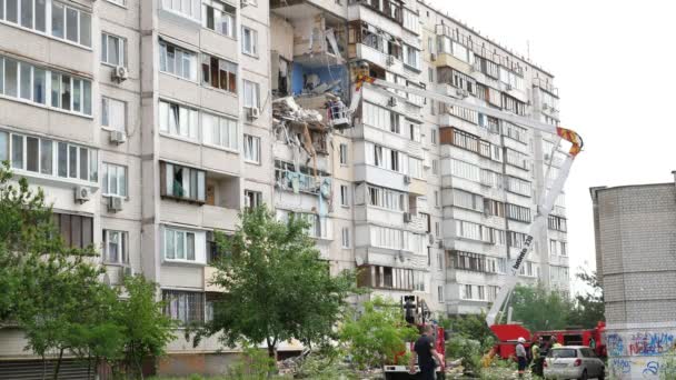 Kiew, Ukraine - 21. Juni 2020 - Retter untersuchen die Trümmer eines Hauses nach einer Explosion in einer Wohnung. — Stockvideo