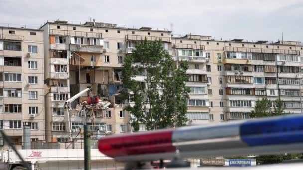 Kiev Ucrania - 21 de junio de 2020 - Los rescatistas examinan la casa dañada por la explosión. Luces de un coche de policía . — Vídeo de stock