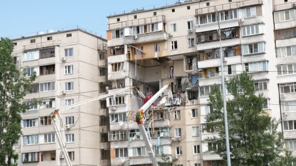 Kiev Ukraina - 21 juni 2020 - Räddare arbetar på platsen för explosionen i lägenheten i huset. — Stockvideo