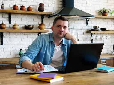 Uzaktan çalışma ve serbest meslek. Bir işadamı evden bir girişim üzerinde çalışıyor..