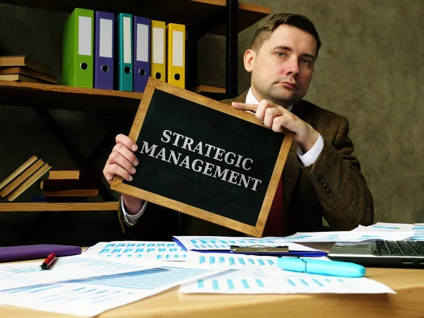 Gerente muestra signo de gestión estratégica en el consejo . — Foto de Stock