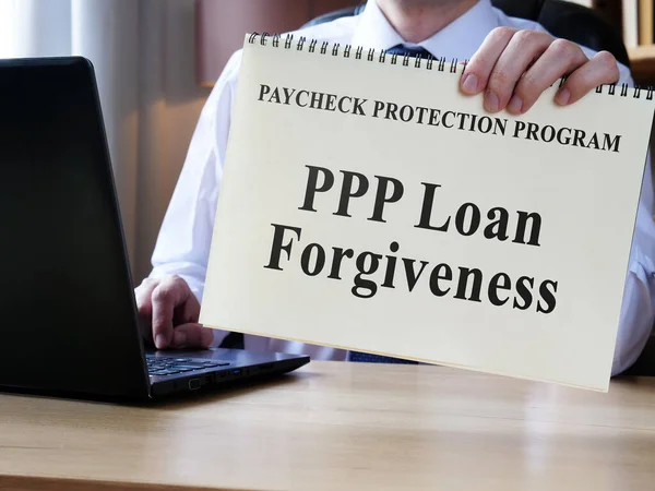 Λογιστής δείχνει μορφή για PPP συγχώρεση δανείου. — Φωτογραφία Αρχείου