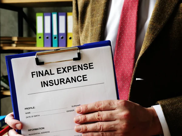 The insurer offers to sign final expense insurance. — Stock Photo, Image