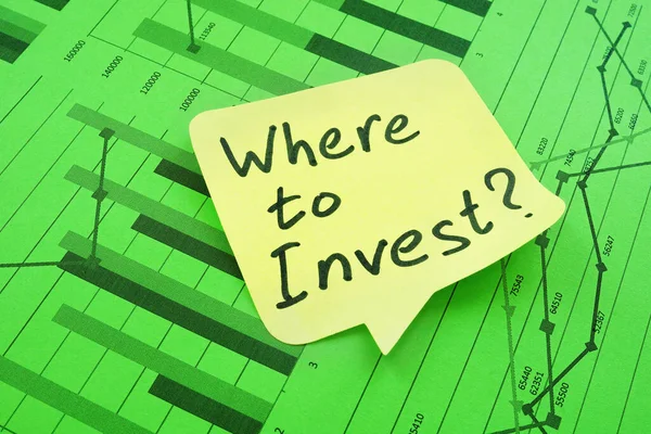 Where to invest question on the yellow memo stick. — Stock Photo, Image