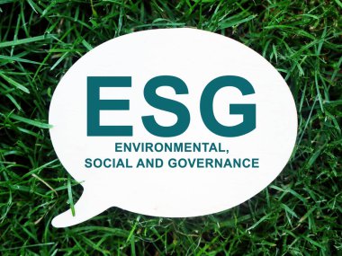 Tabakta ESG Çevre, Sosyal ve Yönetim tabelası.