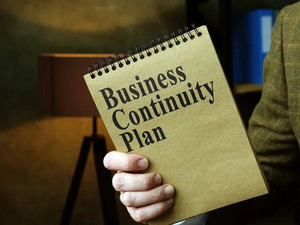 Man mutatja Business Continuity Plan BCP az irodában. — Stock Fotó