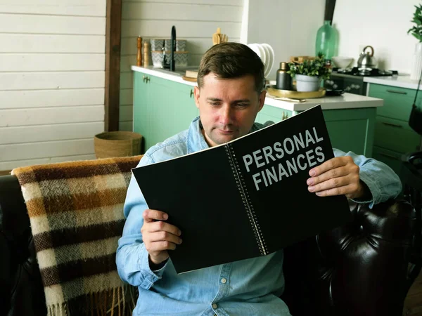 El hombre lee sobre finanzas personales. Concepto de educación financiera . — Foto de Stock