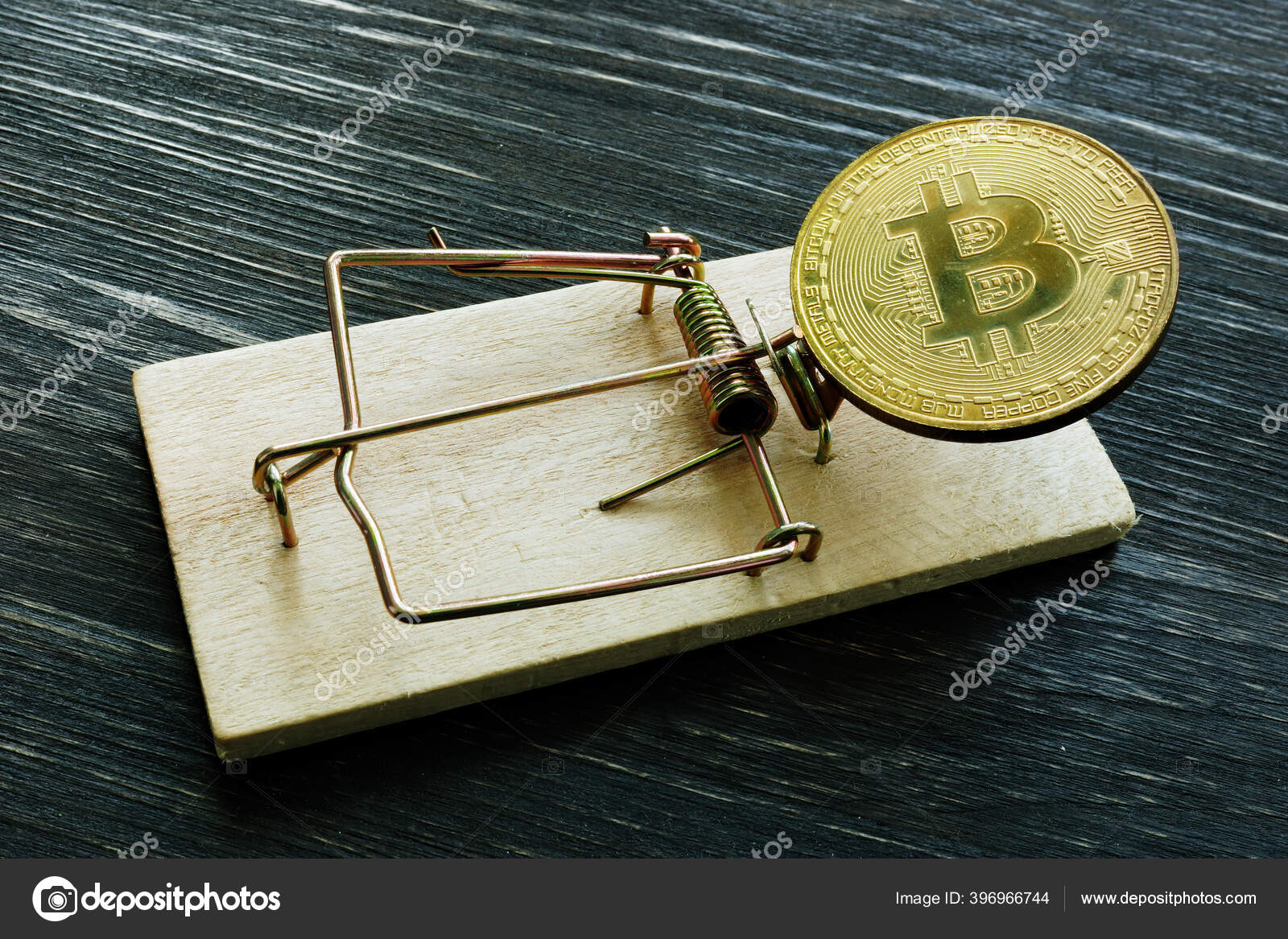 Herunterladen - Mausefalle und Bitcoin. Kryptowährungsbetrug oder -betrug. — Stockbild Mausefalle und Bitcoin. Kryptowährungsbetrug oder -betrug. — Stockfoto