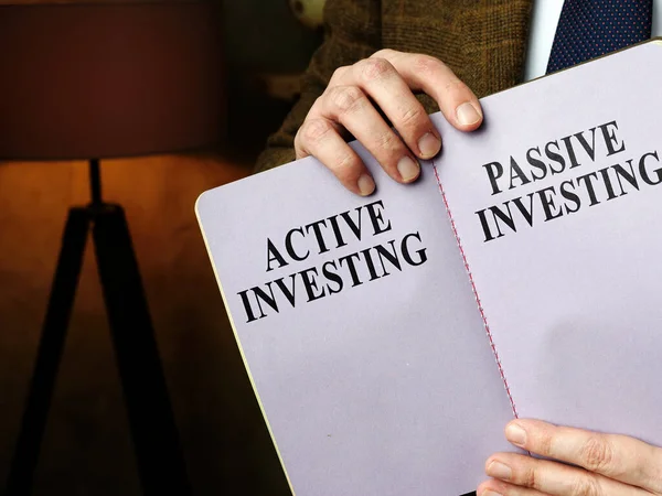 Asesor muestra inversión activa frente a pros y contras de inversión pasiva. —  Fotos de Stock