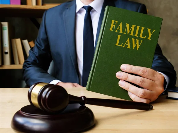 律师在法庭上展示有关离婚的家庭法书籍. — 图库照片