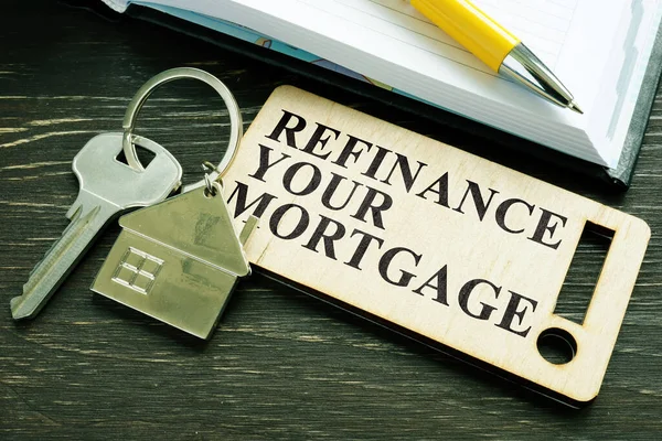 Zrefinansuj swoją hipotekę i klucz z małym domem. — Zdjęcie stockowe