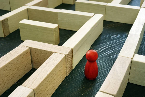 Estatueta vermelha dentro do labirinto. Desafio empresarial e encontrar uma solução para a situação . — Fotografia de Stock