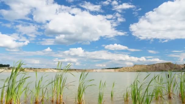 Timelapse de un pozo de arena de verano lleno de agua o un lago con nubes. — Vídeos de Stock