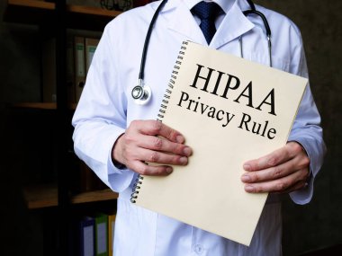 Doktor ofisinde HIPAA gizlilik kuralını gösteriyor..