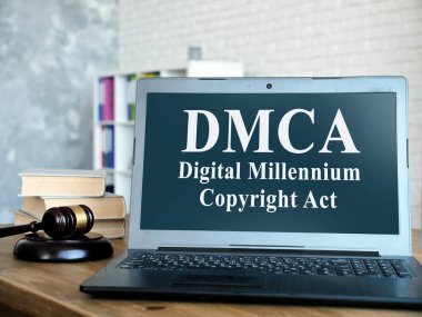 Bilgisayarda ve tokmakta DMCA Dijital Milenyum Telif Hakları Yasası.