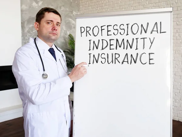 O médico escreveu a inscrição Seguro de indenização profissional médico. — Fotografia de Stock