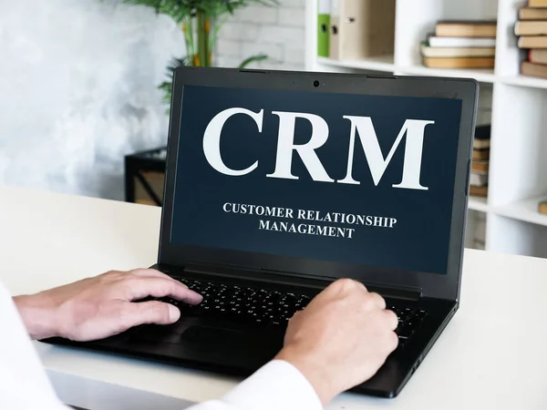 Gestione delle relazioni con i clienti Iscrizione CRM sullo schermo del laptop. — Foto Stock