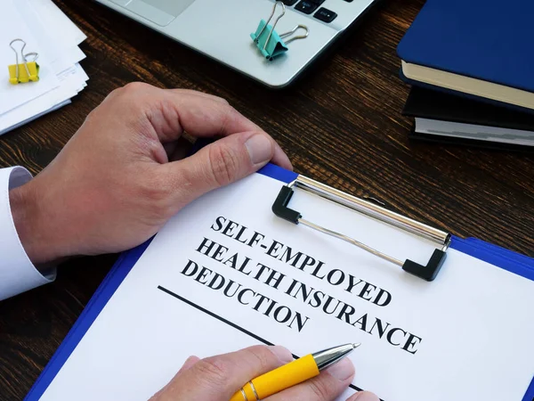 Blankett för ansökan om sjukförsäkringsavdrag för egenföretagare. — Stockfoto