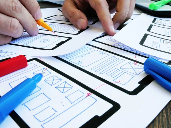 Il designer Ux ui sviluppa il design di un'applicazione mobile. Fotografia Stock