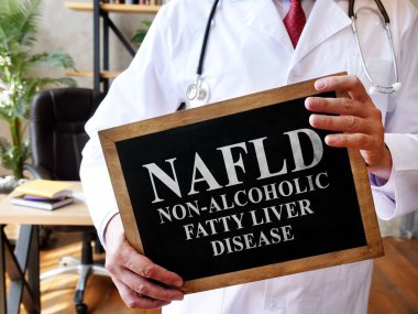Alkolsüz yağlı karaciğer hastalığı NAFLD Doktorun elinde bir işaret var.