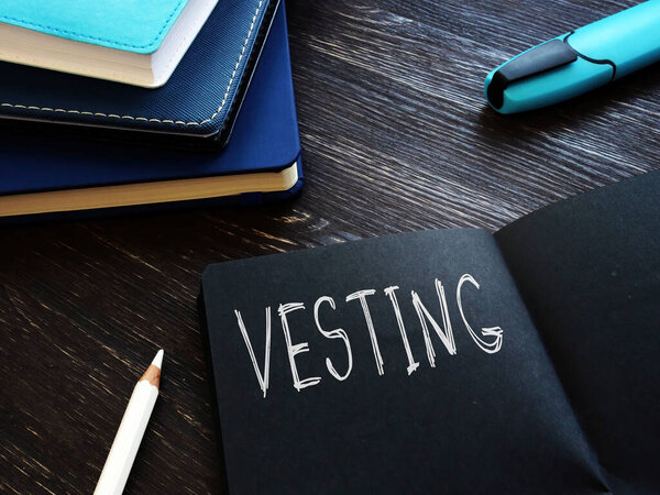 Надпись на черном блокноте от руки.