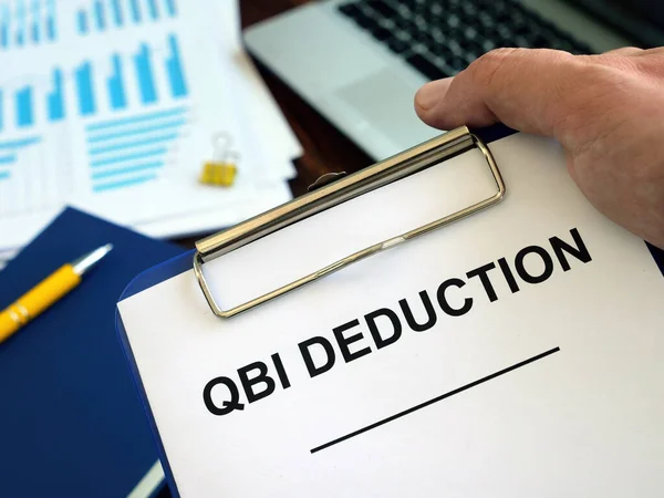 Documents de l'IBQ sur la déduction du revenu d'entreprise admissible en main. — Photo