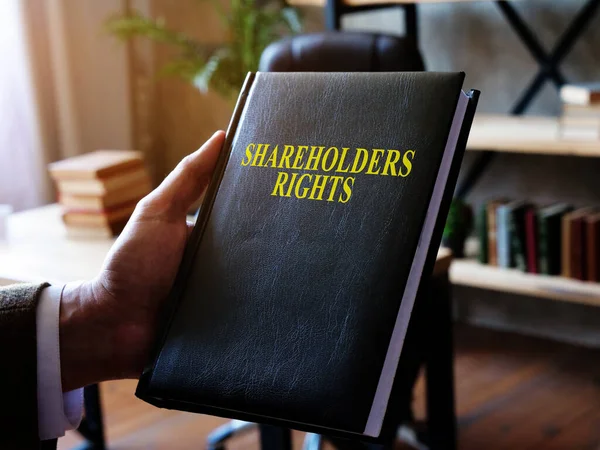 O consultor demonstra o livro de direitos dos acionistas. — Fotografia de Stock