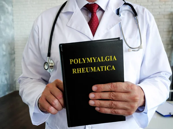 Le médecin tient un livre sur la polymyalgie rhumatismale. — Photo