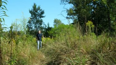 Gezgin yaz ormanında kameraya doğru yürür..