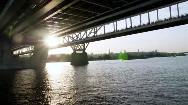 Une péniche navigue sous le pont sur le Dniepr à Kiev. Paysage estival urbain. — Video