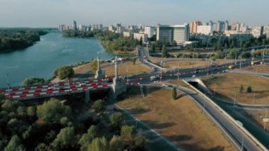 Yaz şehrinin ulaşım kavşağı, köprüsü ve caddeleri. Hava görüntüsü. Kiev Ukrayna 'nın başkentidir..
