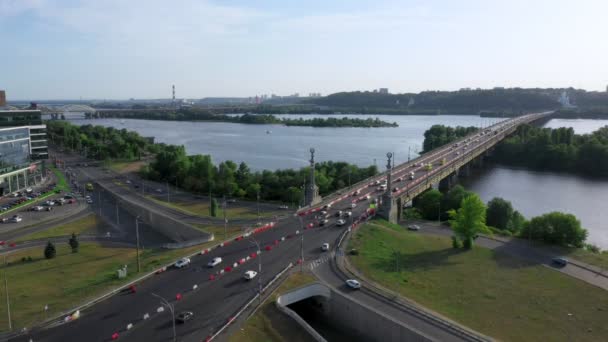 Вид с воздуха. Камера движется по перекрестку в городе и мосту через Днепр. — стоковое видео
