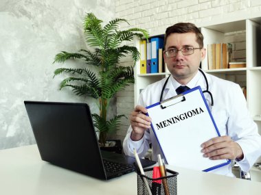 Menenjiyom konsepti. Doktorun elinde bir teşhis var..