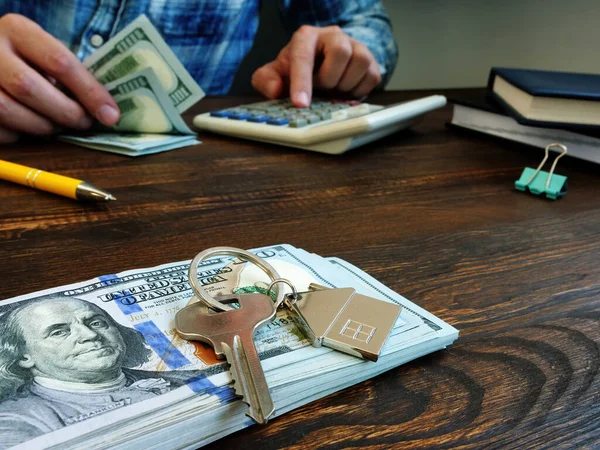 Dinheiro para comprar imóveis ou hipoteca. Chave e dólares. — Fotografia de Stock