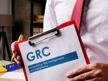 GRC Yönetim, risk yönetimi ve uyum belgesi müdürün elinde..