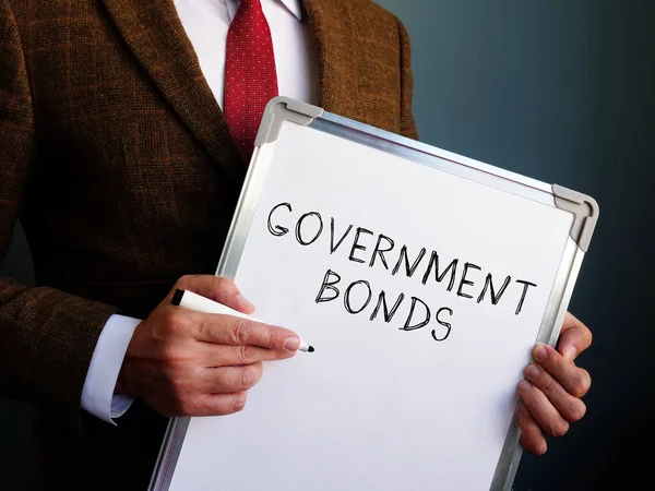 Államkötvények. Egy pénzügyi tanácsadó táblát tart a felirattal.. — Stock Fotó
