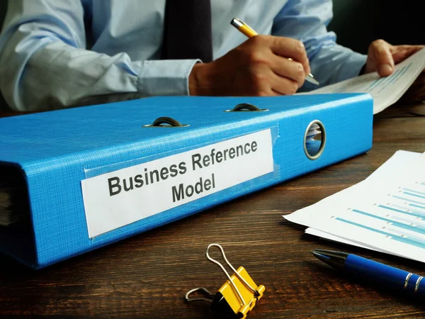 BRM - Документы бизнес-модели в синей папке. — стоковое фото