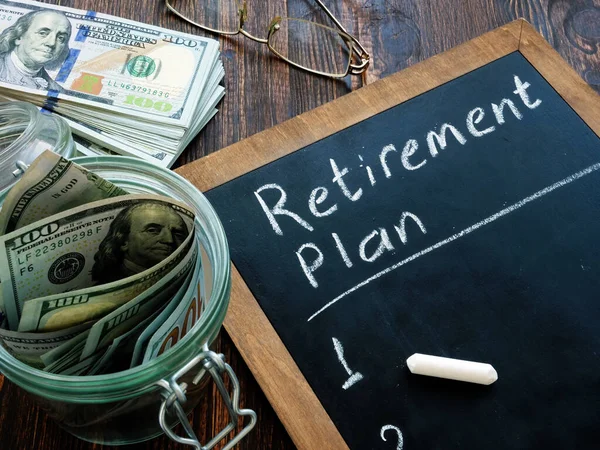 Gotówka i plan emerytalny ręcznie napisane na tablicy. — Zdjęcie stockowe