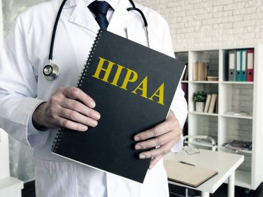Doktorda HIPAA sertifikası ile ilgili belgeler var. Sağlık Sigortası Taşınabilirlik ve Sorumluluk Yasası.