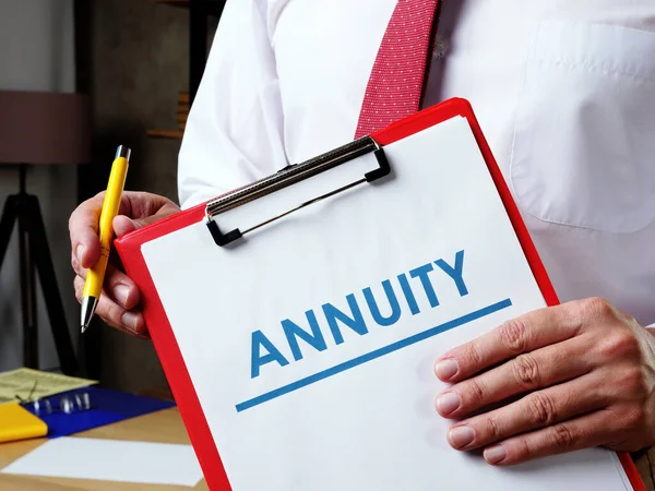 Info about Annuity і менеджер пропонує підписати документи. — стокове фото