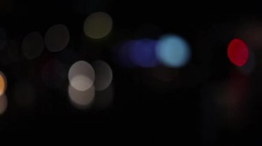 Trafikte gece arkaplanlı araç ışıkları