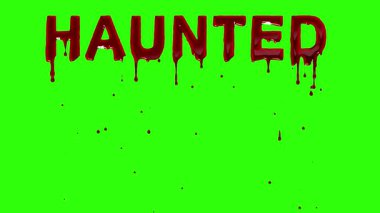 Yeşil ekran arkaplanı üzerinde korkunç kan damlaları olan lanetli metin