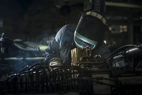 工业工人是焊接钢配件汽车 — 图库照片