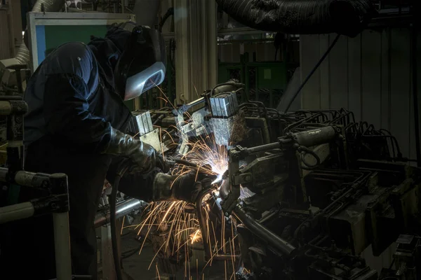 Industrial Workers Welding Steel Parts Automotive — Fotografia de Stock
