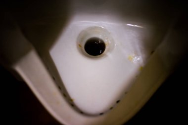 Kirli ve olası kullanmak eski pisuvar.